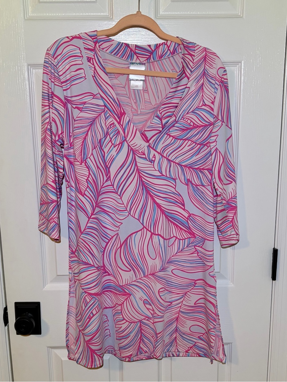 NWOT Stella Parker Pink & Blue Leaf-Print V-Neck Tunic Top. Size Large